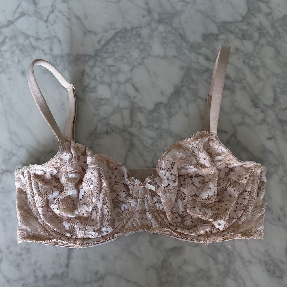 Victoria's Secret Blush Lace Underwire Bra